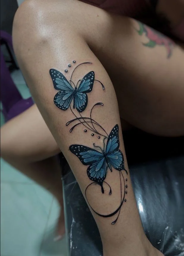 Papillons Bleus Sur La Jambe