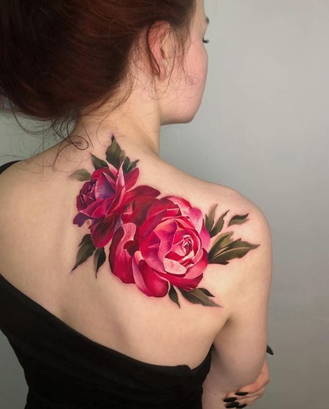 Roses En Couleur En Tatouage Sur Le Dos