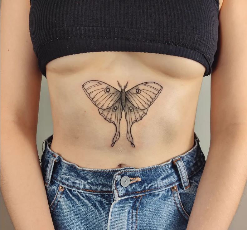 Tatouage Papillon Sur Le Sternum 