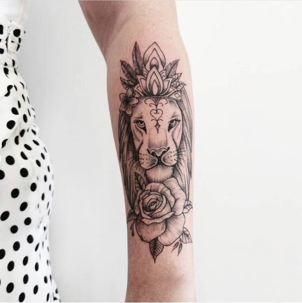 Tatouage Lion Avec Mandala Et Rose Sur L'avant Bras 