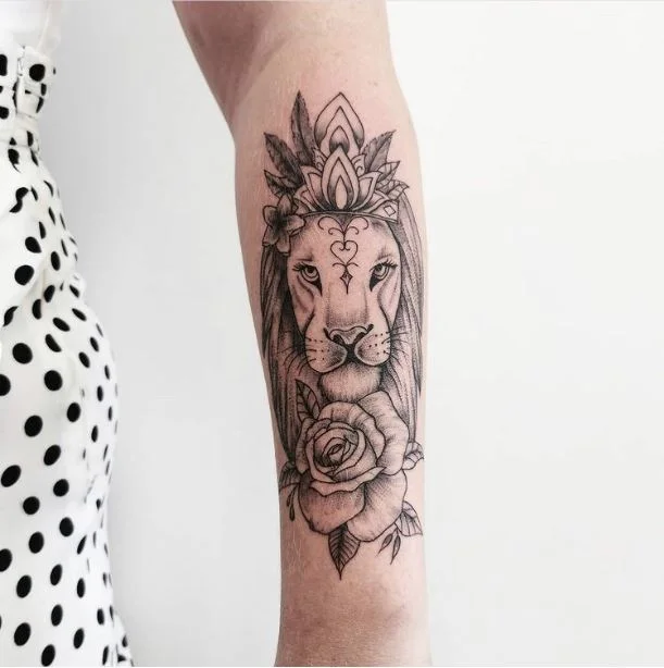 Tatouage Lion Avec Mandala Et Rose Sur L'avant Bras