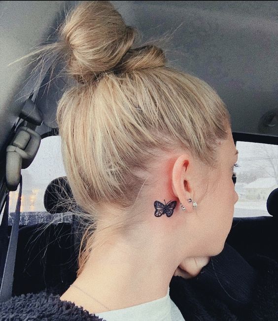 tatouage Papillon derrière l'oreille