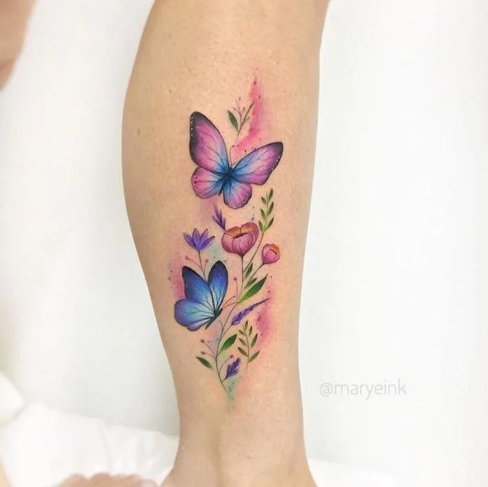 tatouage Papillons Et Fleurs sur le mollet