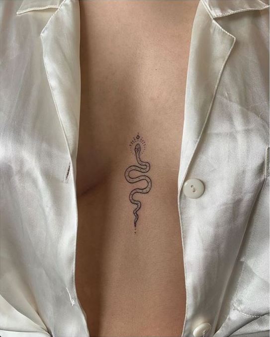 Tatouage serpent minimaliste