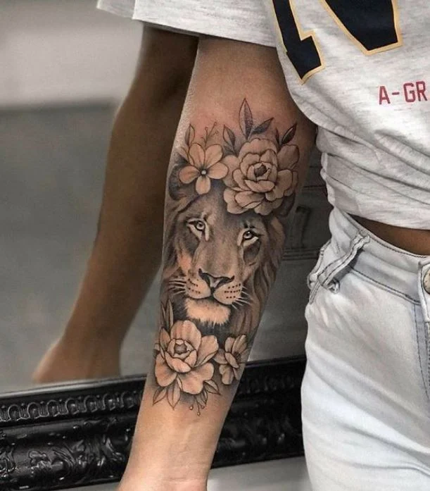 Tatouage Femme Lion à Fleurs