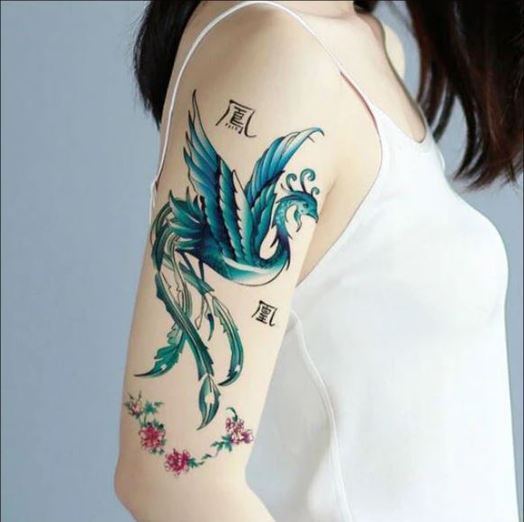 tatouage Phœnix Bleu Vert Et Fleurs