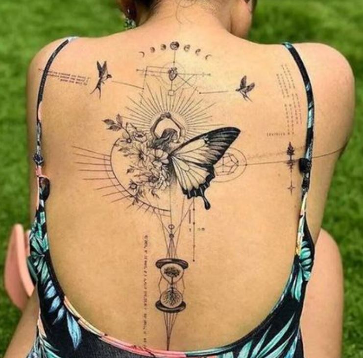 Tatouage Papillon Et Combo Artistique Sur Le Dos 