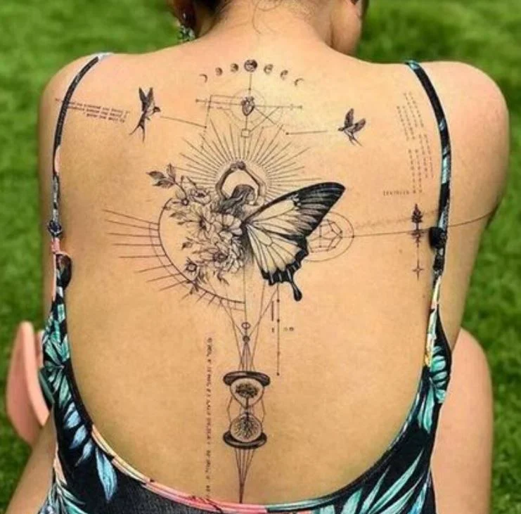 Tatouage Papillon Et Combo Artistique Sur Le Dos