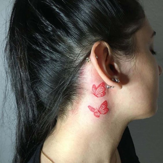 tatouage Papillon Noir & Rouge derriere l'oreille 