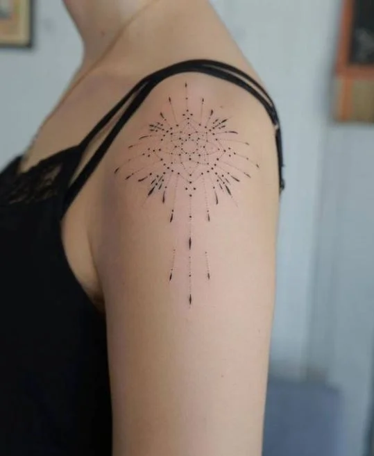 Dotwork mandala sur l’épaule