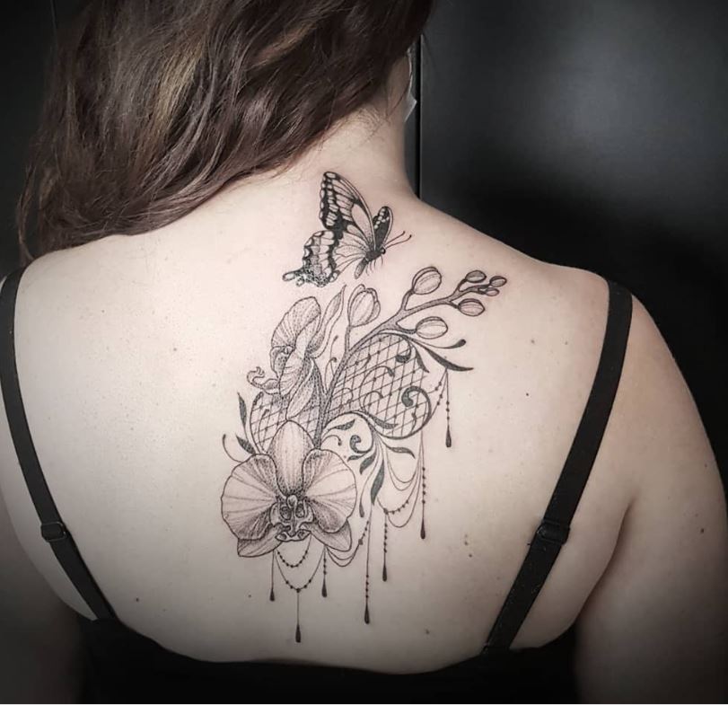 Tatouage Dos Femme Dentelle à Fleur Et Papillon 