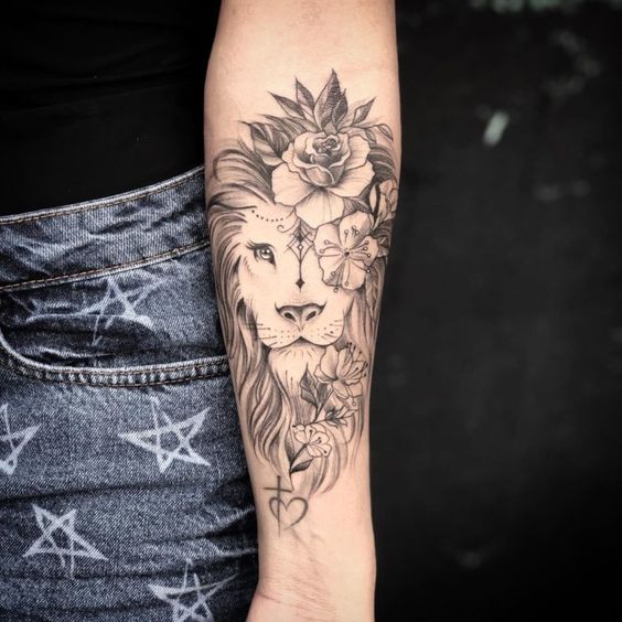 Tatouage Lion, Fleurs, Coeur Et Croix