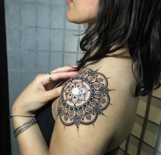 Fleur, dotwork et arabesque