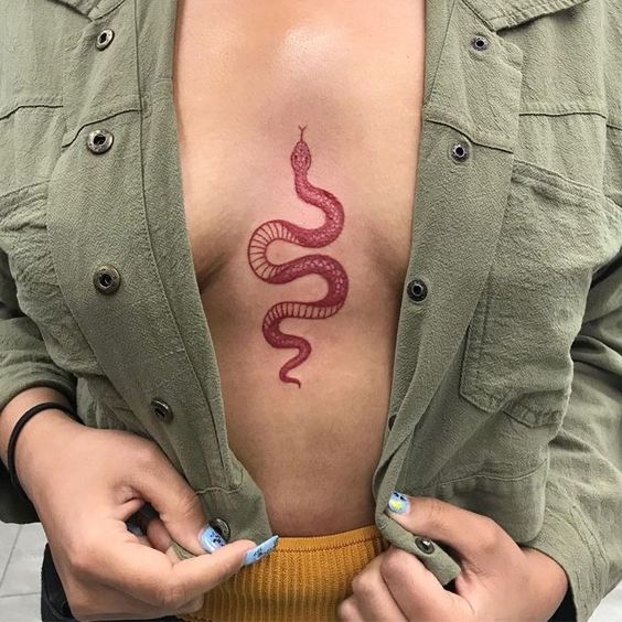 tatouage Serpent rouge sur le decolleté