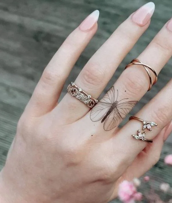 Tatouage Papillon Simple Et Minimaliste Sur Le Doigt