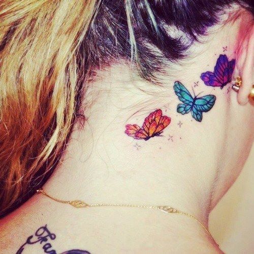 tatouage Papillons colorés derriere l'oreille