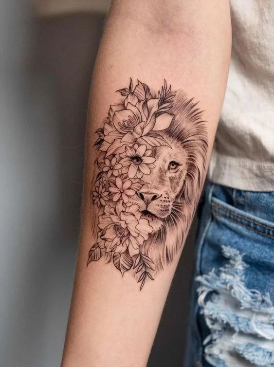 Tatouage Lion Avec Demi Visage En Fleur 
