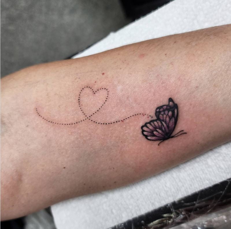 Tatouage Papillon Et Coeur Sur L'avant Bras