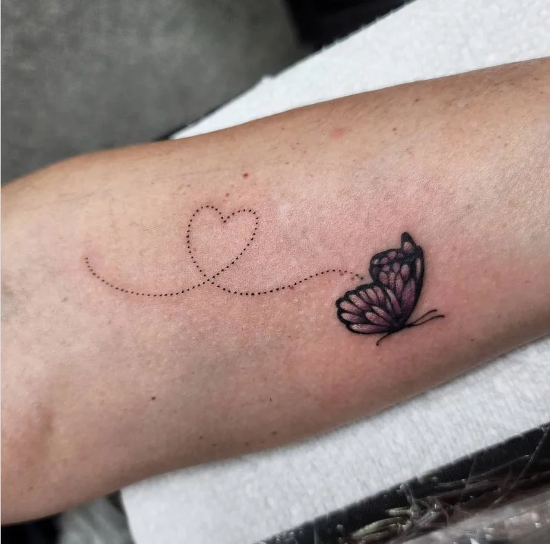 Tatouage Papillon Et Coeur Sur L'avant Bras