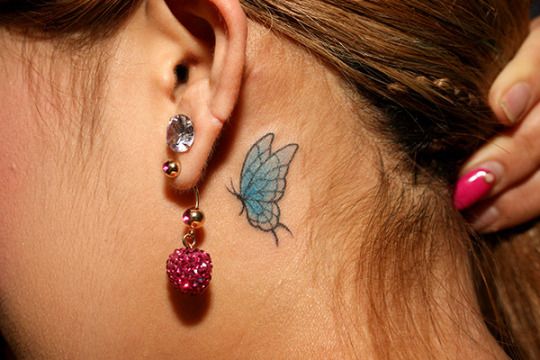 tatouage Papillon bleu derriere l'oreille