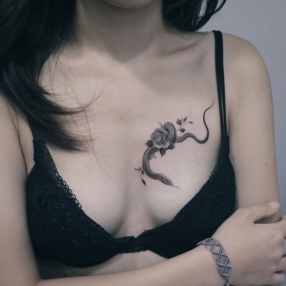 tatouage Serpent & rose sur le decolleté