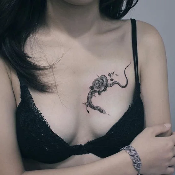 tatouage Serpent & rose sur le decolleté