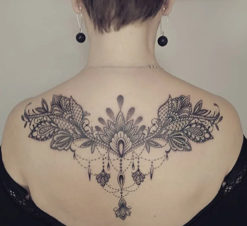 Tatouage Dos Dentelle Ornementale à Bijoux
