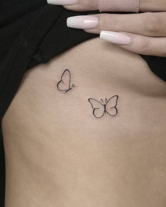 Tatouage Simple De Papillons Sur La Cote 