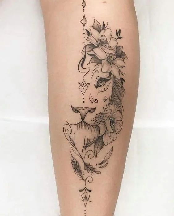 tatouage Lion, Fleur, Pendentifs Et Plumes