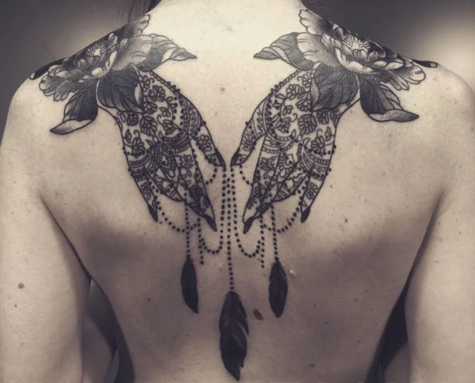 Mains En Tatouage Dos Dentelle