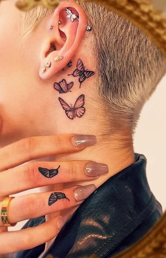 tatouage Trois papillons derriere l'oreille