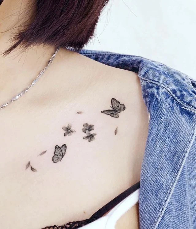 Petits Papillons Et Fleurs Sur La Clavicule