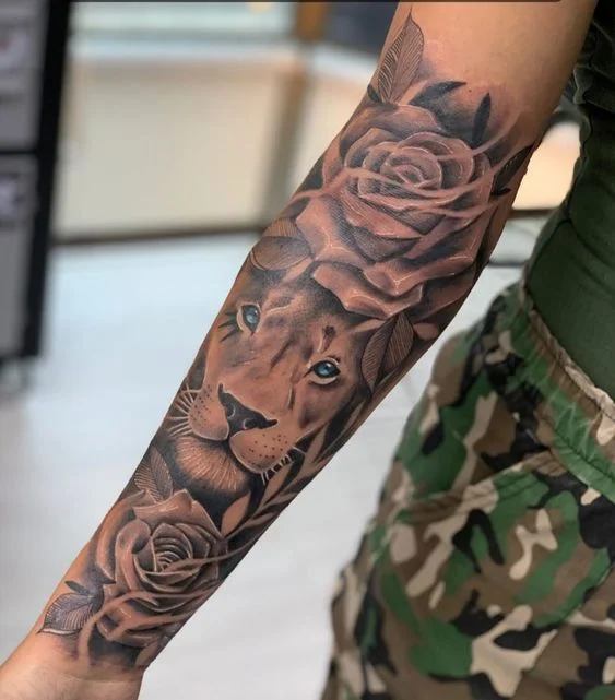 Tatouage Lion Femme Entre 2 Fleurs