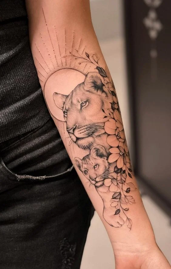 Lions Et Soleil Avec Fleurs Sur L'avant Bras