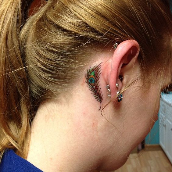 tatouage Plume de paon derrière l'oreille