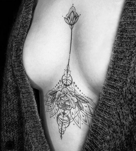 tatouage Lotus & Rose sur le décolleté