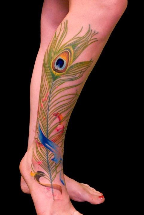 tatouage Plume de paon sur le mollet 