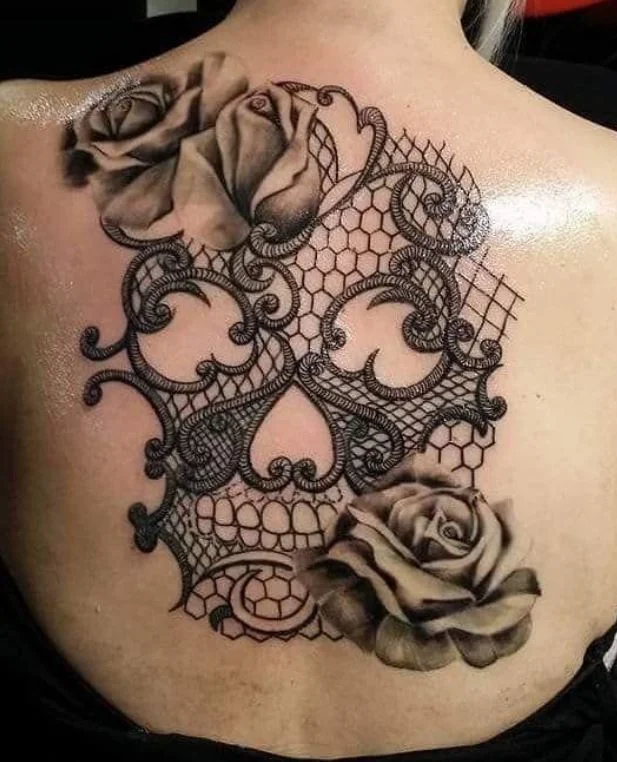 Roses Et Arabesque En Tatouage Dos