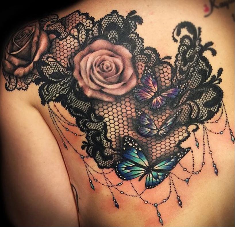 Tatouage Dentelle Dos à Fleurs Et Papillon