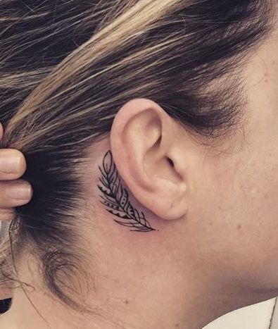 tatouage Plume noire derrière l'oreille