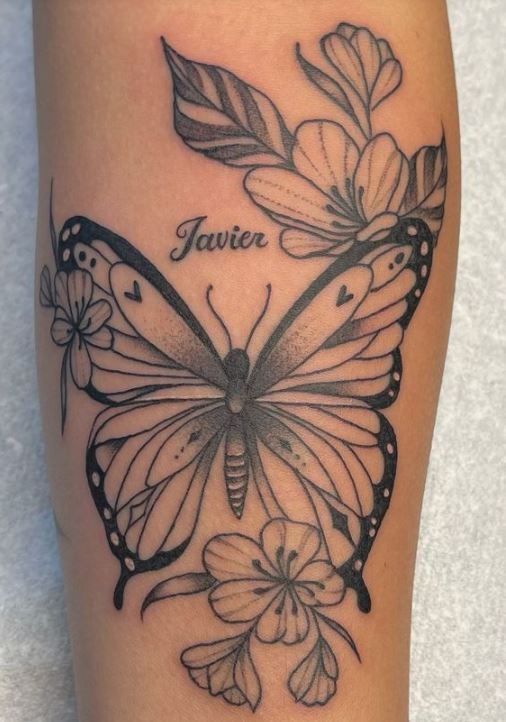 Tatouage Papillon Floral à Prénom Sur L'avant Bras 