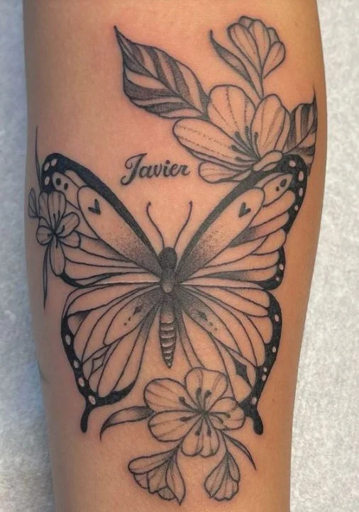 Tatouage Papillon Floral à Prénom Sur L'avant Bras