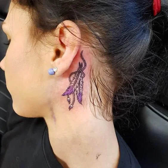 tatouage Plumes violettes