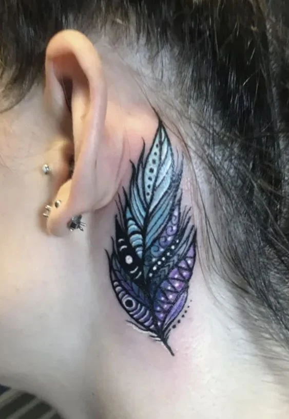 tatouage Plume aux motifs géométriques derrière l'oreille