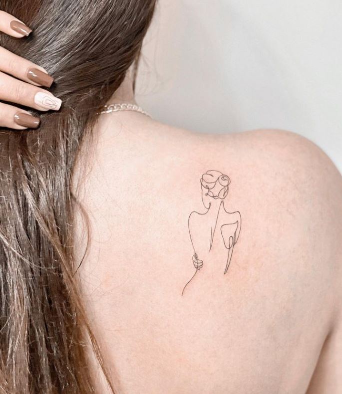 Tatouage Dos Femme En Traits Fins