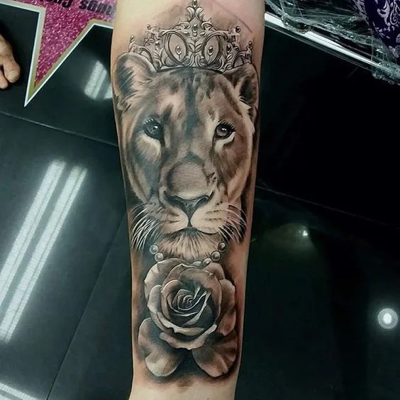 Reine Lionne Et Rose En Tattoo