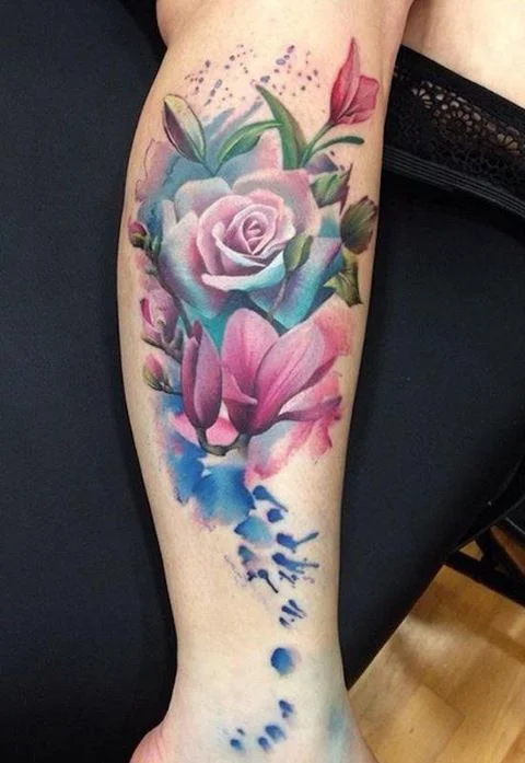 tatouage Rose et aquarelle au mollet