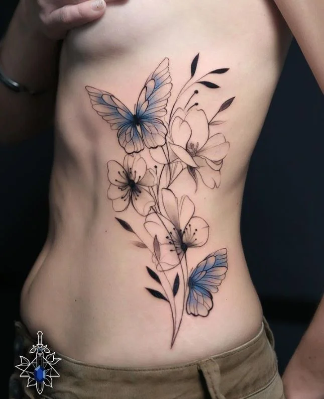 Tatouage Papillons Bleus Et Fleurs Sur La Cote 