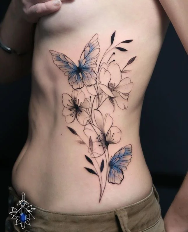 Tatouage Papillons Bleus Et Fleurs Sur La Cote