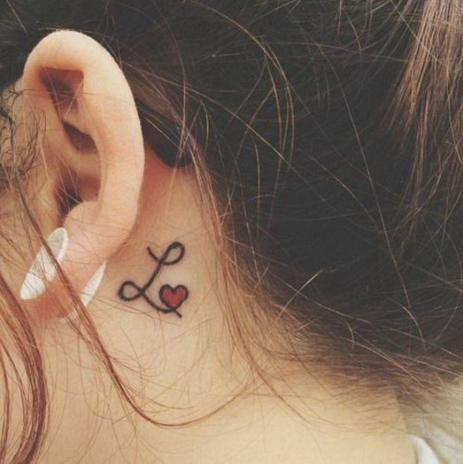 tatouage Coeur Rouge & Initiale derriere l'oreille
